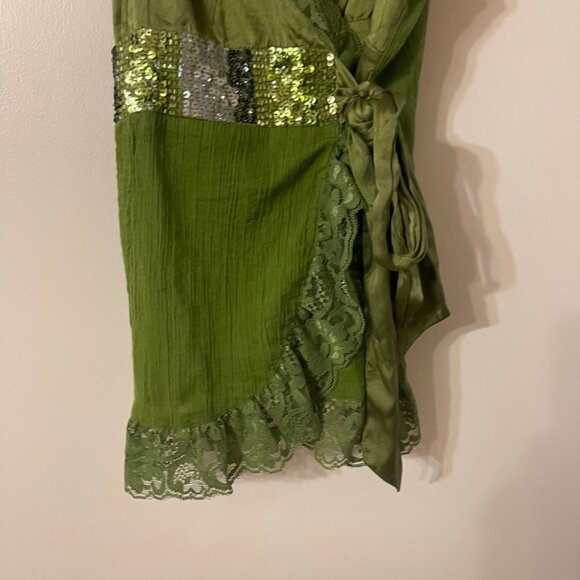 Beautiful Bebe Silk deep-Vneck Wrap Around tank with Lace and Sequins Size S - Picture 4 of 8